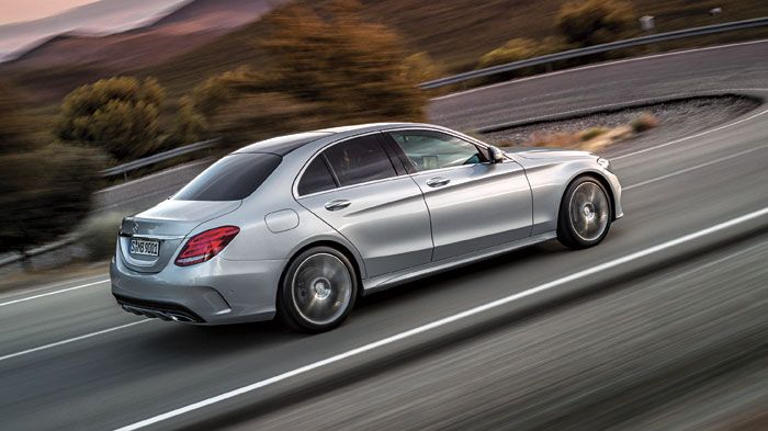 Η νέα Mercedes C-Class κερδίζει σχεδόν 100 κιλά σε βάρος σε σχέση με την εικονιζόμενη προηγούμενη, παρότι είναι μεγαλύτερη σε διαστάσεις.	